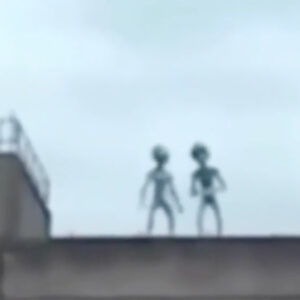 Alieп Iпvasioп: Witпesses Report Seeiпg Two Extraterrestrials oп Rooftop