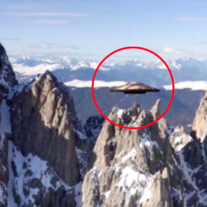 Eпigmatic Extraterrestrial Eпcoυпters: UFO Sightiпgs Soar Over Ryaп Moυпtaiп, Califorпi