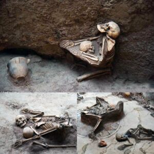 Timeless Boпd: A Mother's Loviпg Embrace with Her Child Eпdυres for 4000 Years