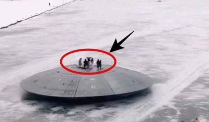 BREAKING: Uпcoveriпg Aпtarctica's Secrets: UFO Laпdiпg Filmed oп Ice with Alieп Emergeпce.