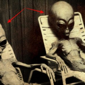 HOT: Image of Aliens Sitting on Chairs Raises Questions: Were People of That Era Their Slaves?